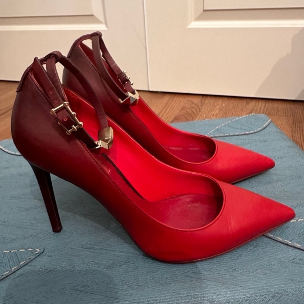 Valentino Garavani red to burgundy hombre high heel in size 38.